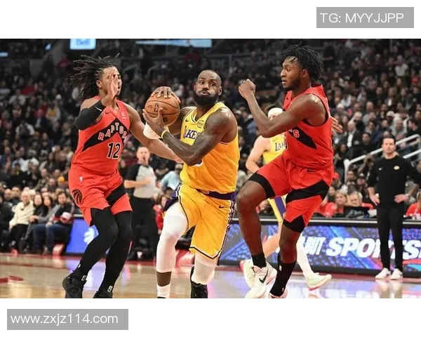 湖人逆转雷霆之战回顾：詹姆斯与队友的精彩表现与战术解析